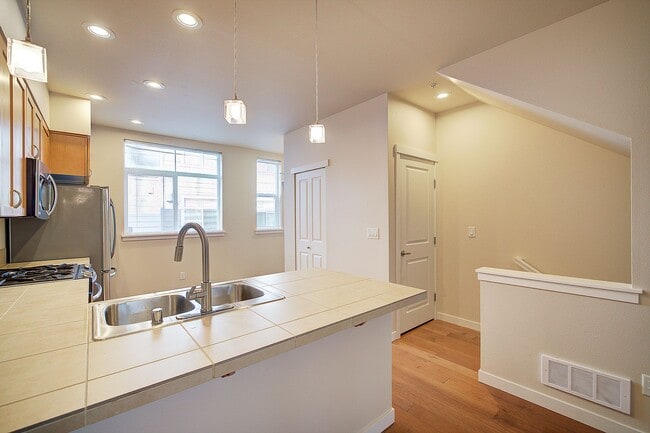 Building Photo - 2Bd/1.75Ba Issaquah Townhouse