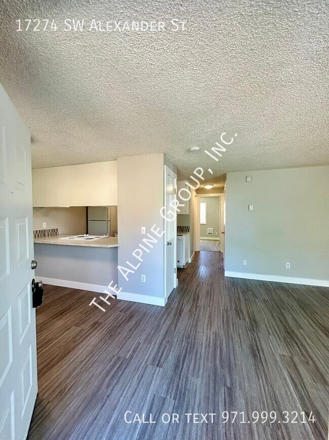 Building Photo - Ground Level 2 Bedroom!