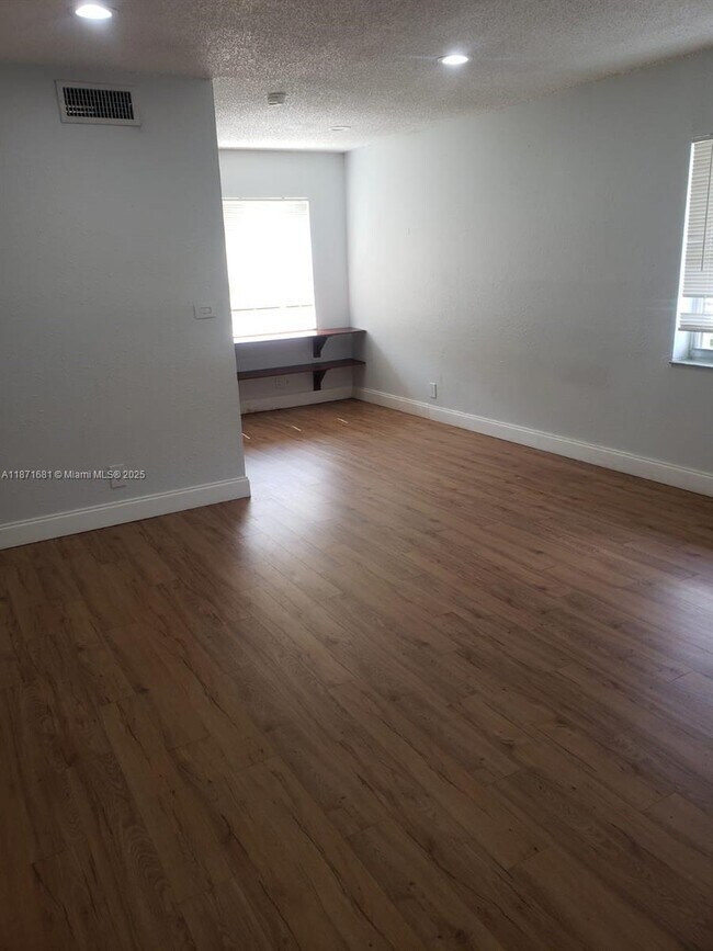 Foto del edificio - 7901 NW 44th Ct