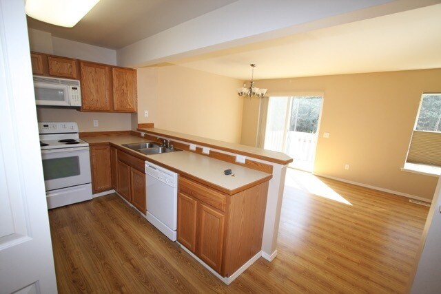 Foto del edificio - 4 Bedroom Condo in South Anchorage w/ Fenc...