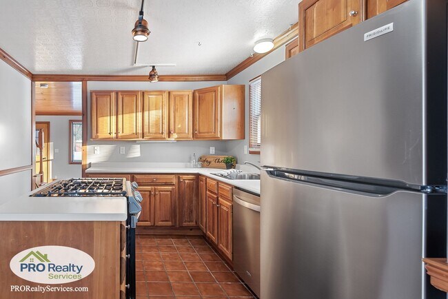 Building Photo - 2 Bedroom Home with a Bonus Office/Den Space