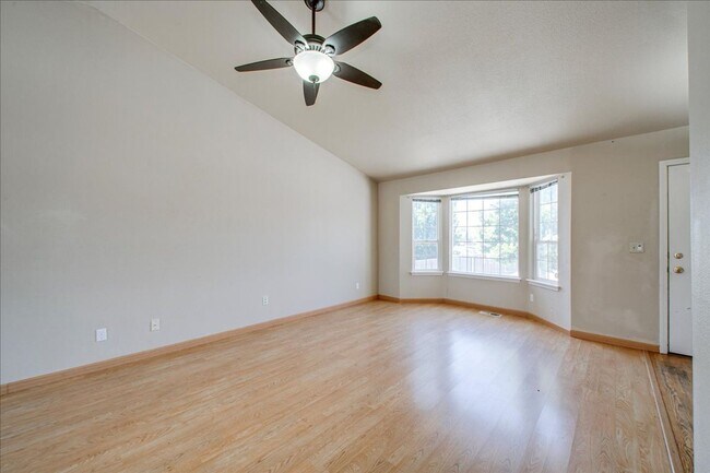 Foto del edificio - Tri-Level Home Close to The Village!