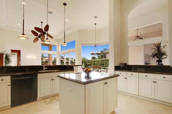 Building Photo - 528 Les Jardin Dr