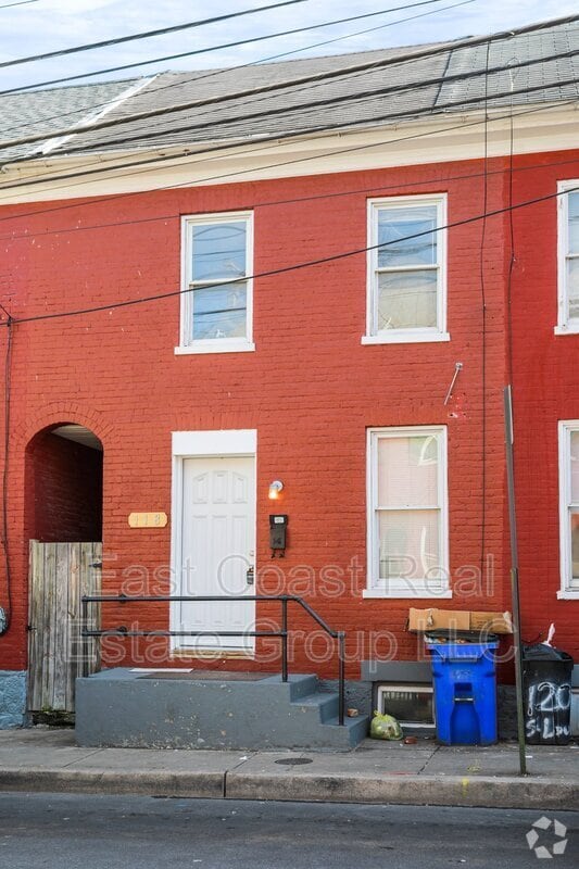 Building Photo - 118 S Locust St