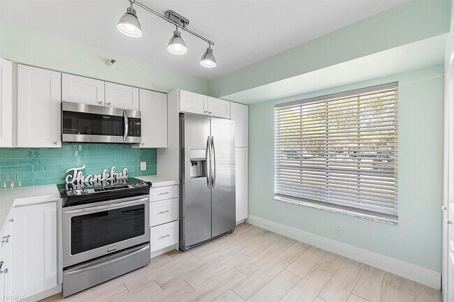 Building Photo - 3 br, 2.5 bath House - 123 Yacht Club Way ...