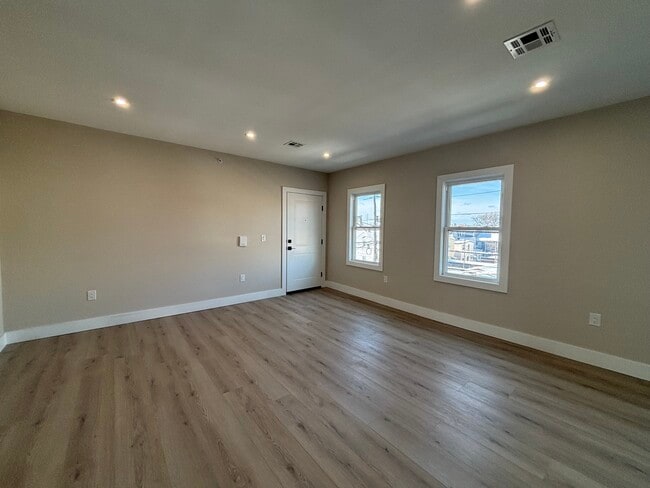 Building Photo - 130 Elm St