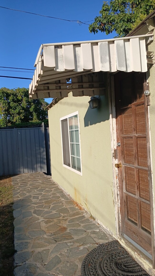 Building Photo - 1748 Wellesley Ave