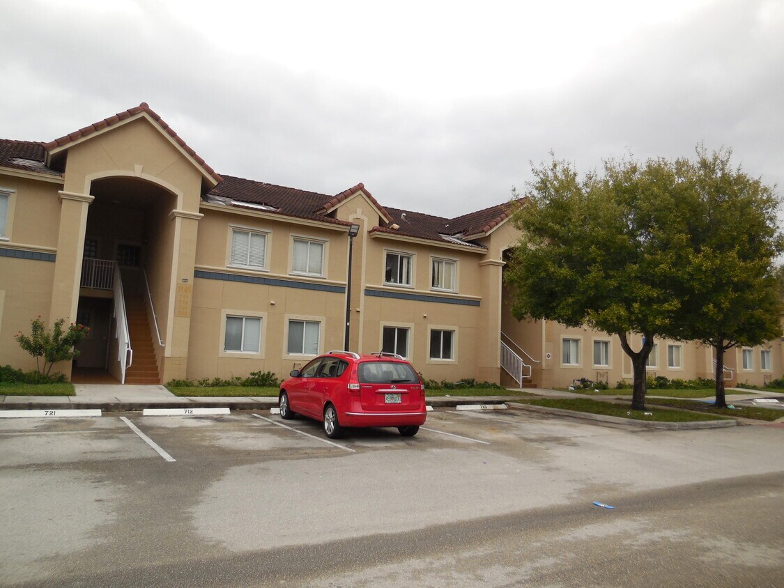 Primary Photo - 1145 Golden Lakes Blvd