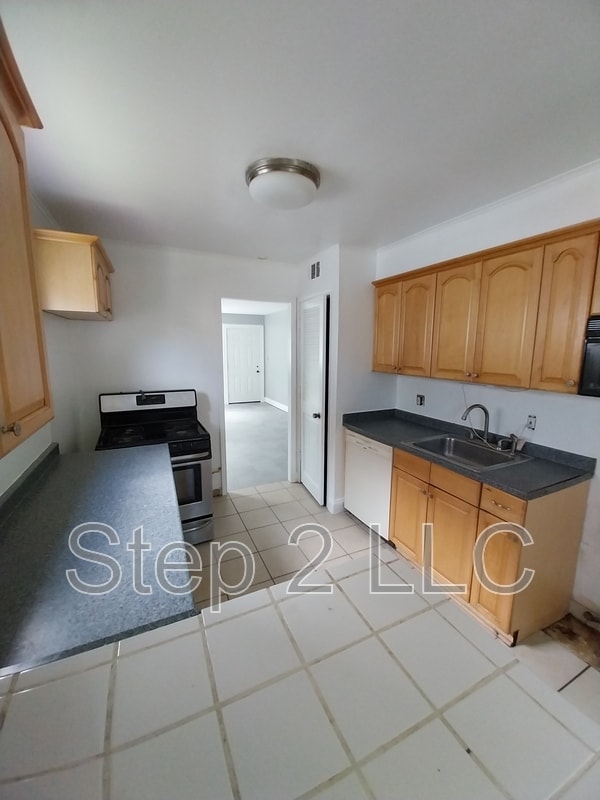 Building Photo - 18420 Parkmount Ave