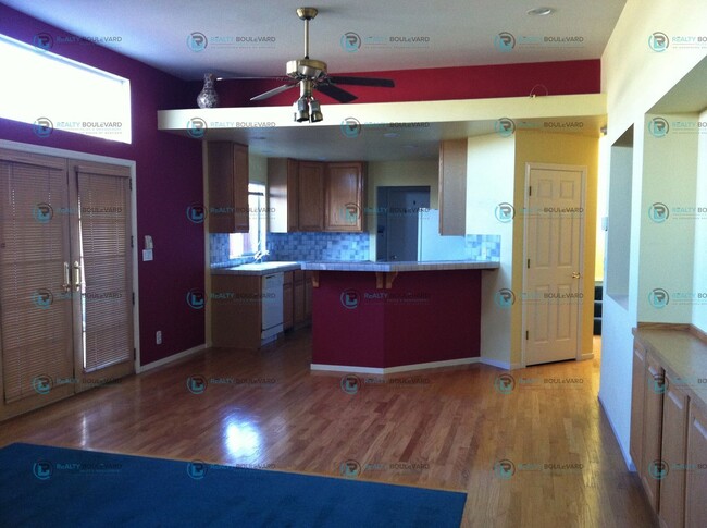 Building Photo - Amazing 2 Bedroom 2.5 Bathroom Home! Locat...