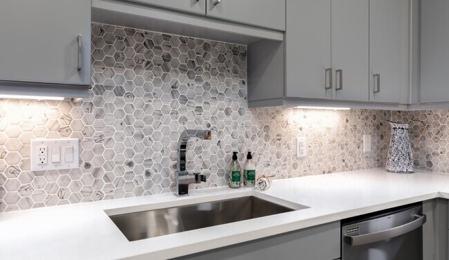 Foto del edificio - 1-Bedroom Tranquility: Where Comfort Meets...