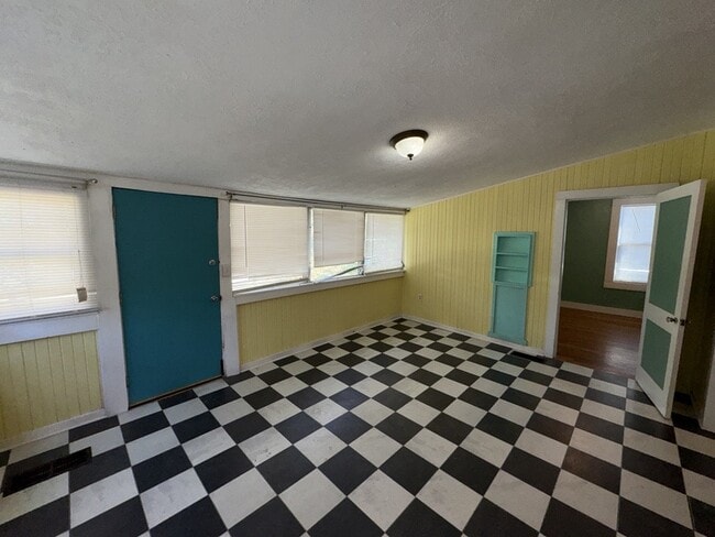 Foto del edificio - 302 Decelle St