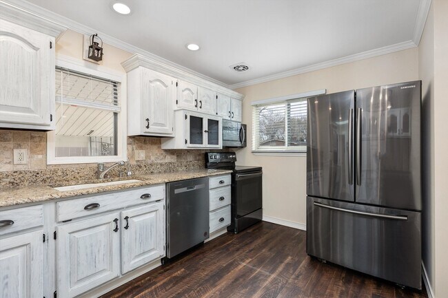Building Photo - 31810 Briar Ln