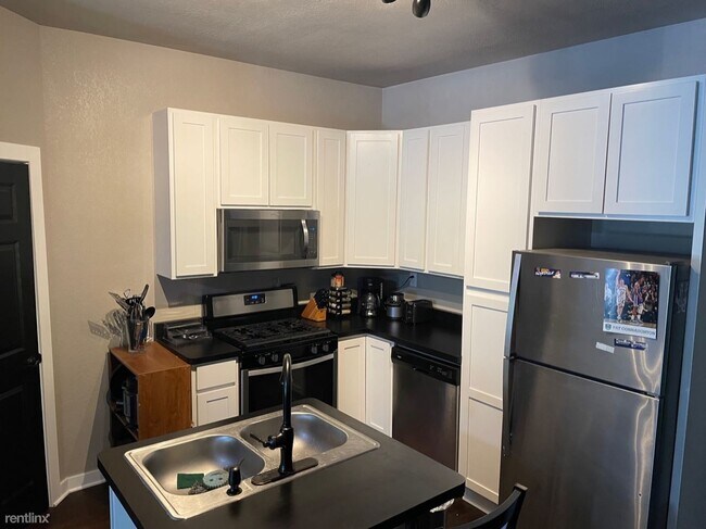 Building Photo - 2 br, 1 bath Duplex - 611 East Pleasant St...