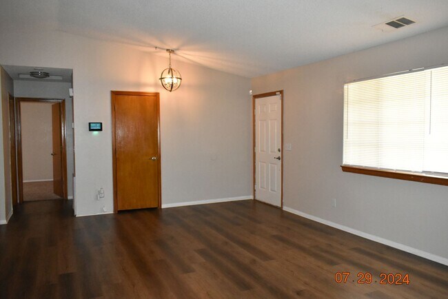 Foto del edificio - Charming 3-Bedroom Home with Spacious Backyard & 2-Car Garage