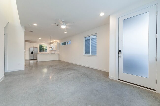 Building Photo - 801 N Bluff Dr