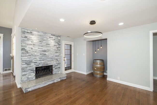 Foto del edificio - Beautifully Appointed 5 Bed, 4 Bath Executive Home