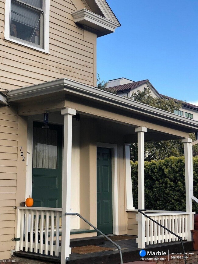 Building Photo - 1 br, 1 bath Townhome - 702 Allerton St