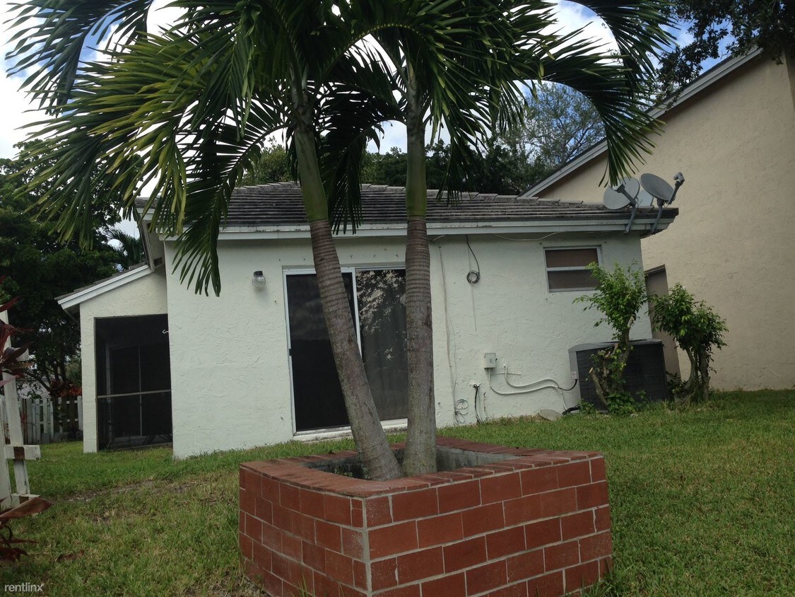 Building Photo - 840 NW 98th Ave