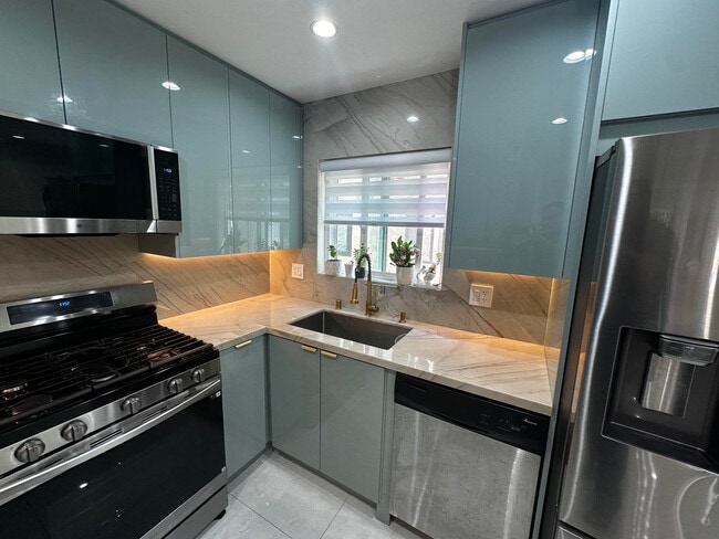 Remodeled Kitchen, new appliances - 7432 Hazeltine Ave