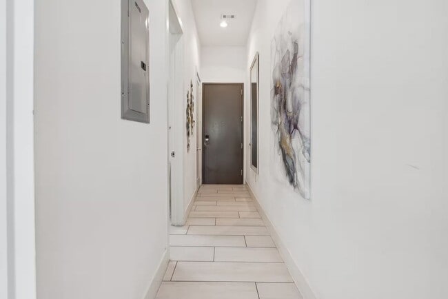 Building Photo - Modern 1 Bedroom in The Cedars