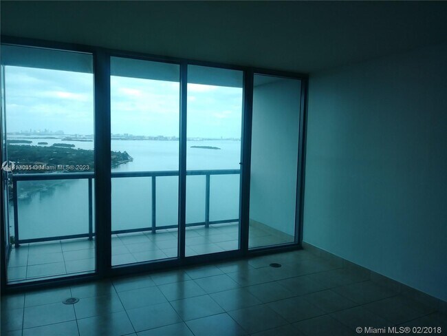 Foto del edificio - 601 NE 36th St