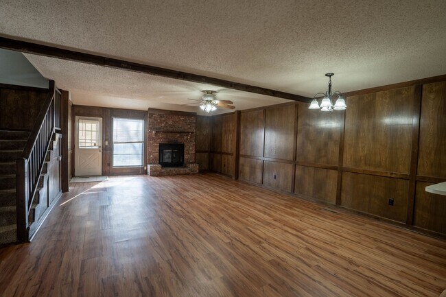 Building Photo - Charming 3 Bed Room Duplex / $1600