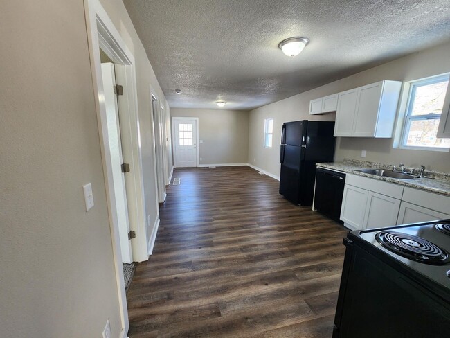 Building Photo - Newly remodeled 2 bedroom 1 bathroom home