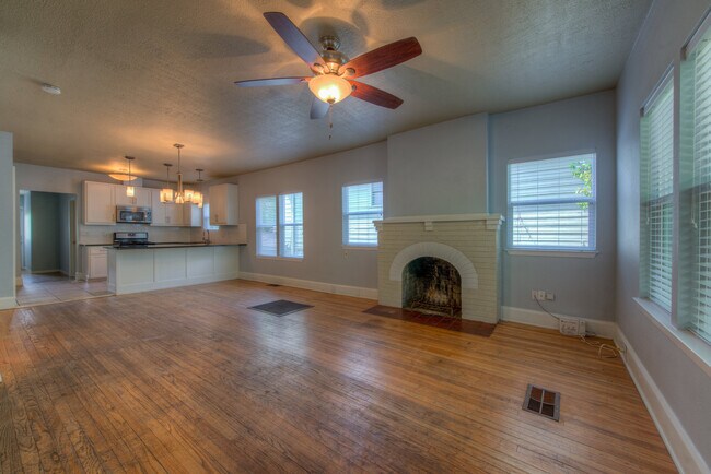 Foto del edificio - AUGUST UT PRE-LEASE: West Campus 5 bed / 3...