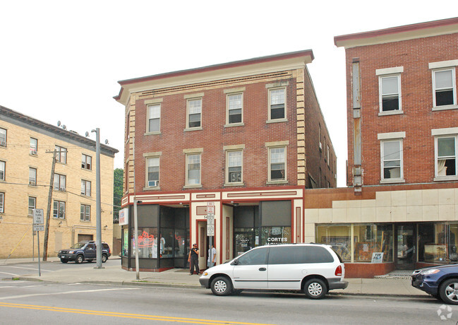 Building Photo - 548 Main St