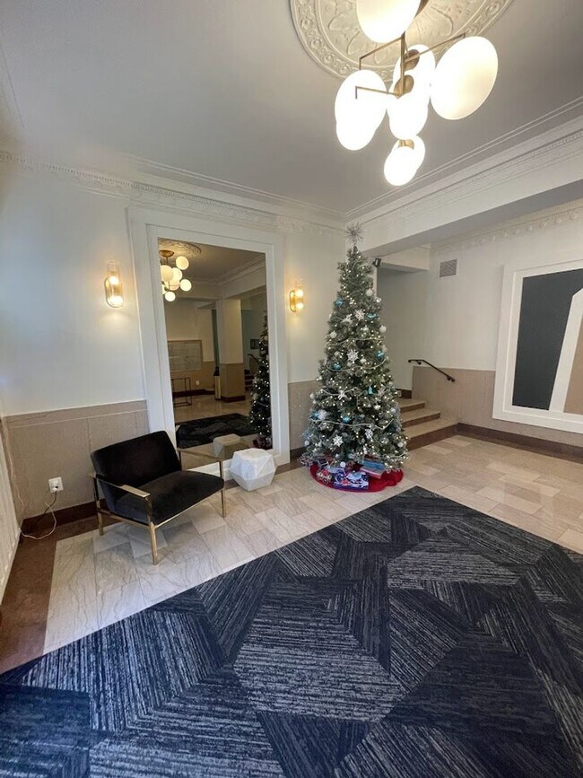 Foto del edificio - Updated Corner Unit at the Swarthmore in Foggy Bottom