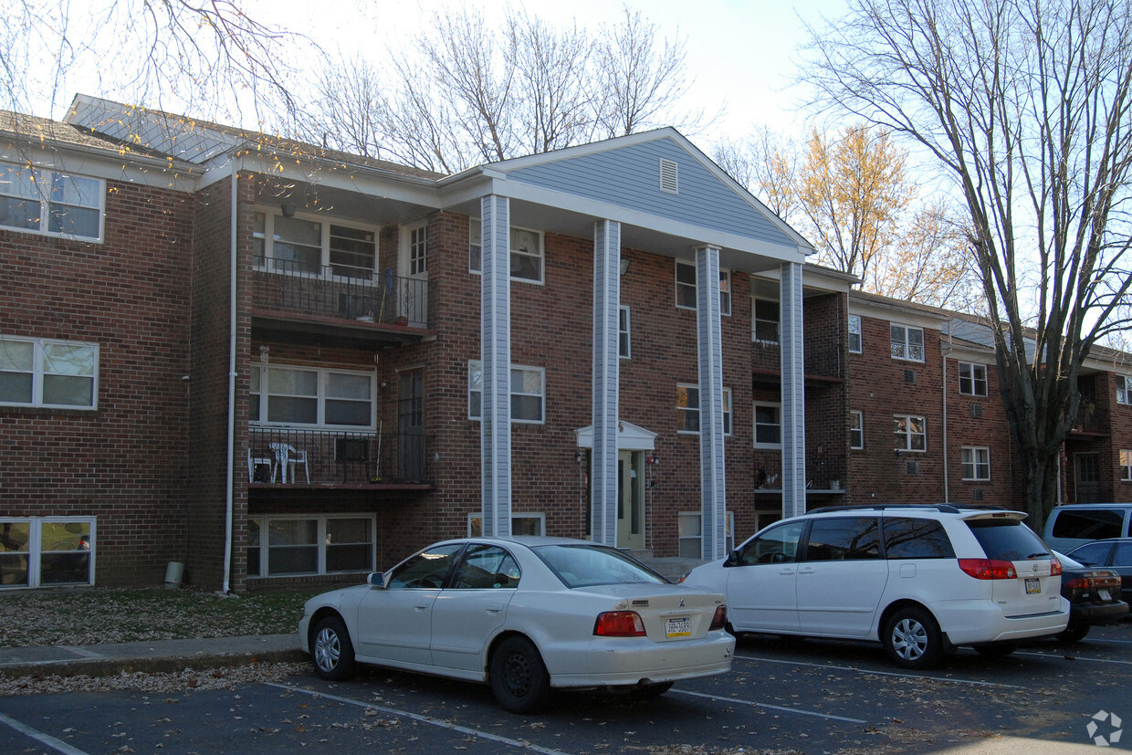 Building Photo - Elmwood Park Apartments