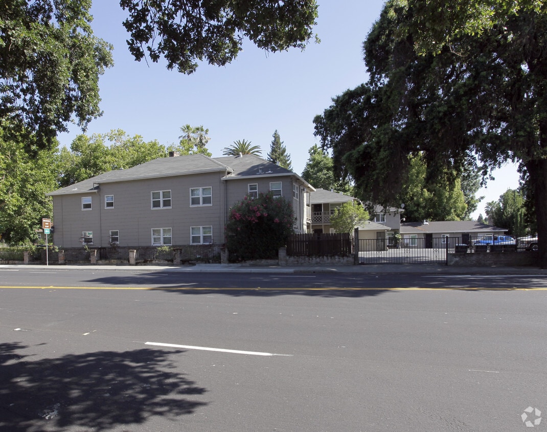 Building Photo - 300 4th St