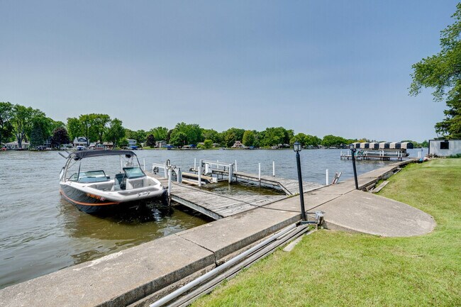 Foto del edificio - 811 N River Rd