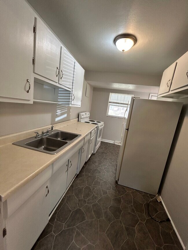 Building Photo - Beautiful 2 Bedroom & 1 Bathroom Bungalow ...