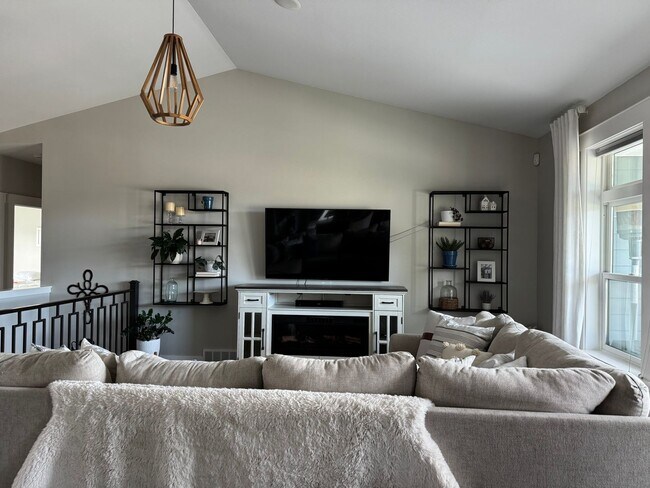 Foto del edificio - Stunning 6-Bedroom, 3-Bath Home in Prime L...