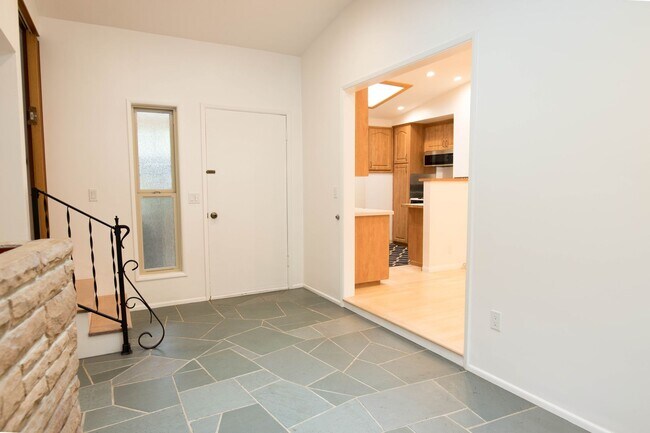 Foto del edificio - 3 Bedroom 2 Bathroom Home in Mission Canyon