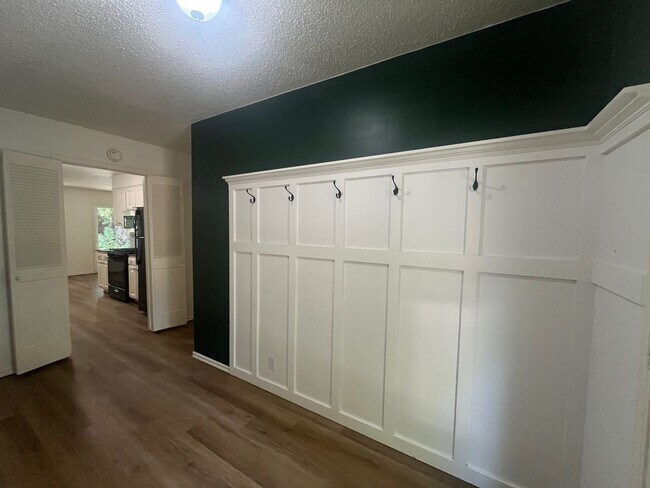 Foto del edificio - Charming 3-Bed, 2-Bath Home in South Tulsa