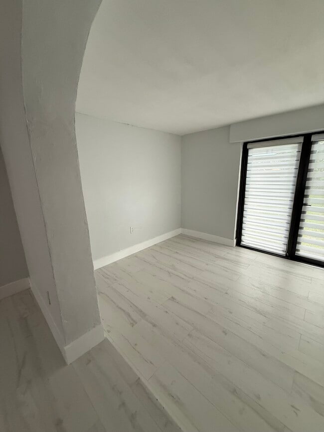 Él - 7142 SW 22nd St