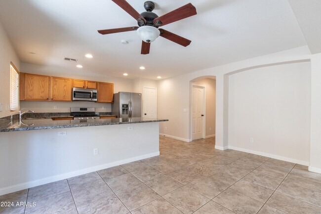 Foto del edificio - 5817 E Hampton Ave