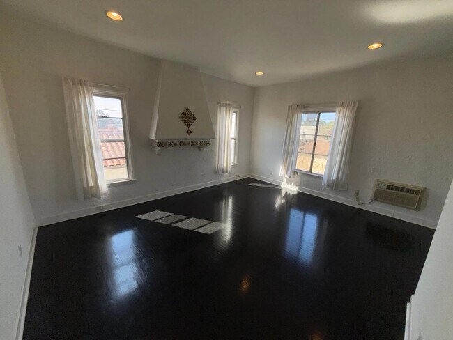 Foto del edificio - 1303 Cloverdale Ave