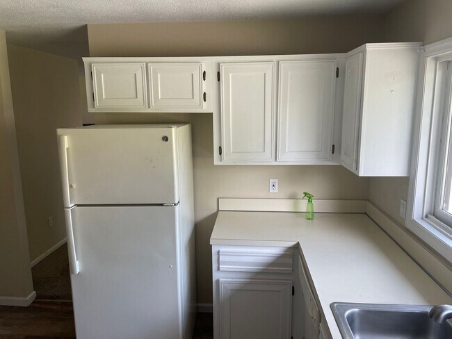 Foto del edificio - 2 Bedroom, 1.5 bathroom 2nd Level Condo