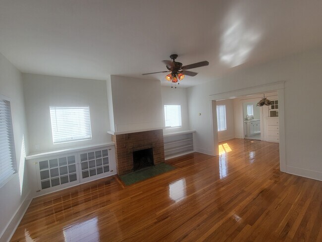 Beautiful spacious Living room - 1840 30th St