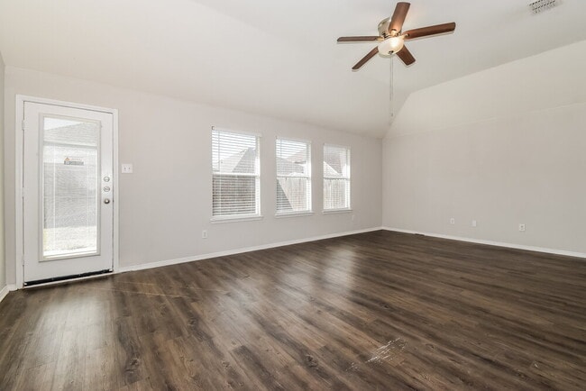 Building Photo - 910 Bowie Dr