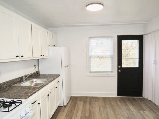 Foto del edificio - Charming 3-bedroom, 1-bathroom Townhouse i...