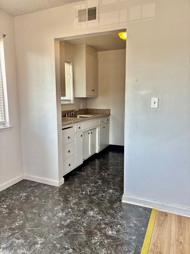 Building Photo - 1331 Pinetree Dr