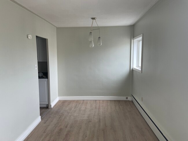 Building Photo - RECENTLY UPDATED 1-BEDROOM APARTMENT FOR R...