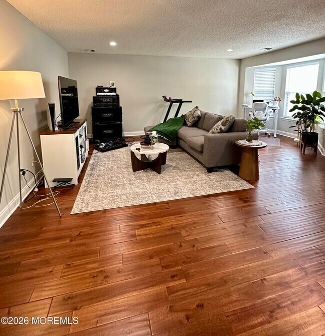 Foto del edificio - 210 Tulip Ln