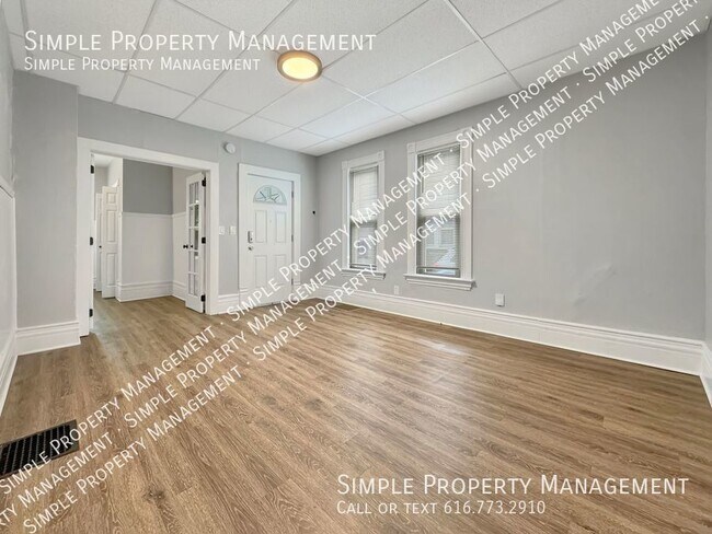 Building Photo - Spacious 3 bedroom 1 bathroom duplex!