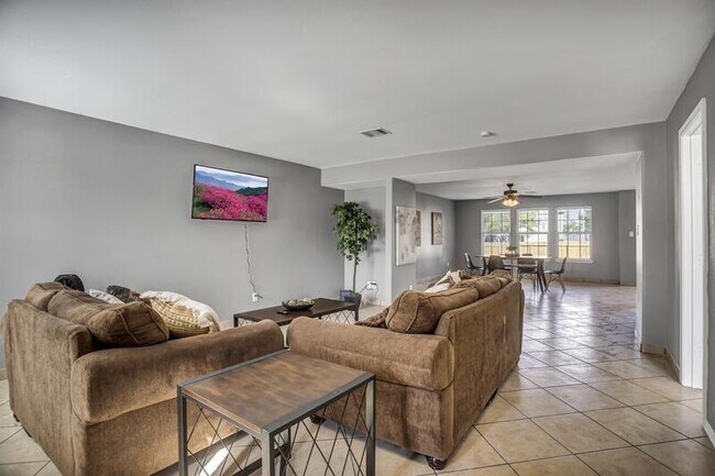Building Photo - 612 House Wren Loop